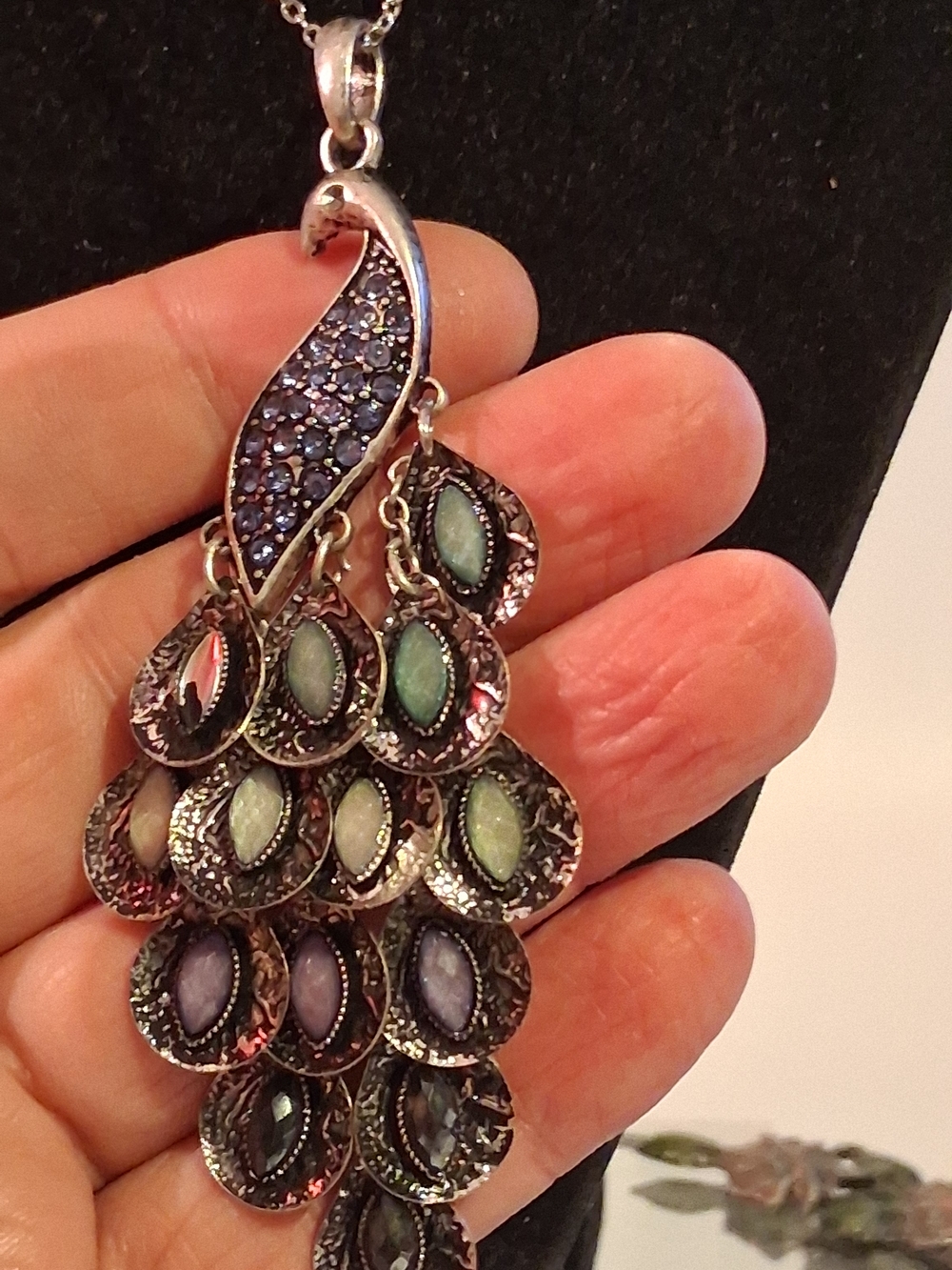 Articulating Peacock Feather Design Pendant Necklace In Silvertone